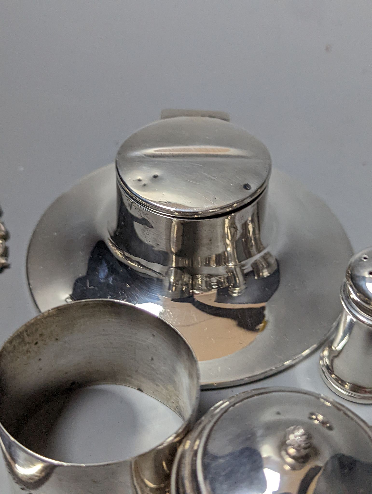 A modern Queens' Silver Jubilee commemorative silver paper knife, 16.9cm, London, 1977, a silver inkwell, three silver napkin rings and three silver condiments.